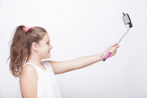 Meisje met behulp van een stok van selfie — Stockfoto