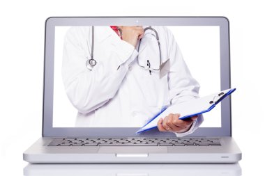 Bir dizüstü bilgisayar ile bir Pano tutan doktor