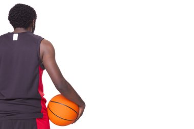 Bir top tutan Afro Amerikan basketbol oyuncusu