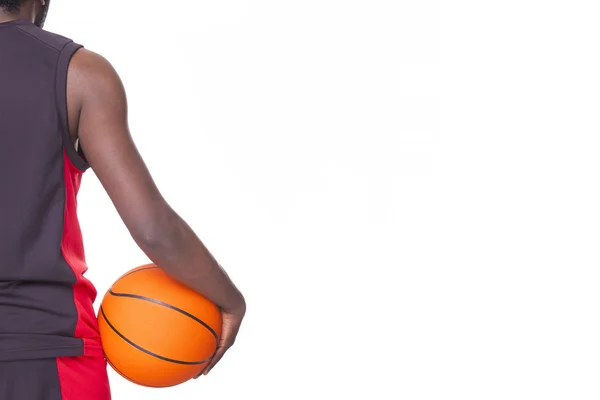 Jugador de baloncesto afroamericano sosteniendo una pelota — Foto de Stock