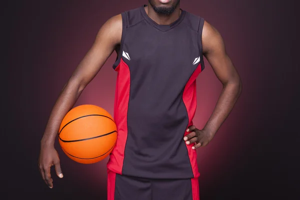 Jugador de baloncesto afroamericano sosteniendo una pelota — Foto de Stock