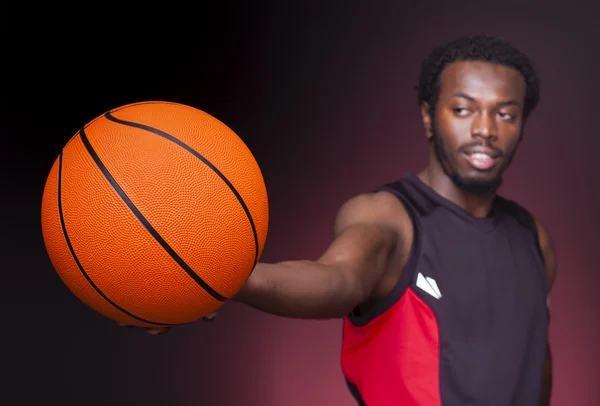 Jugador de baloncesto afroamericano sosteniendo una pelota — Foto de Stock