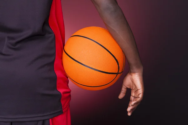 Jugador de baloncesto afroamericano sosteniendo una pelota —  Fotos de Stock