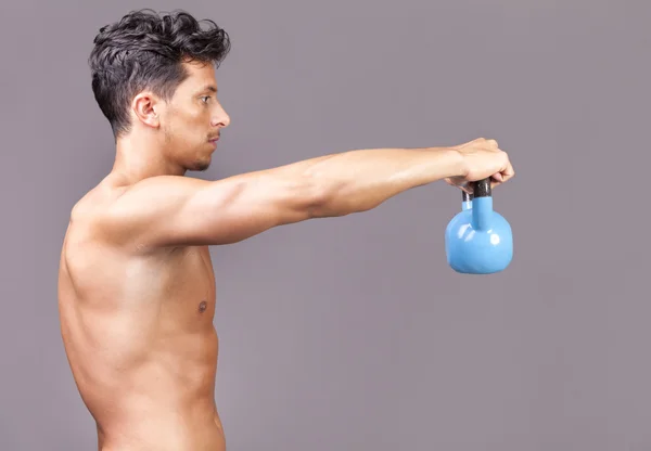 Fitness exercice masculin avec cloche de bouilloire — Photo