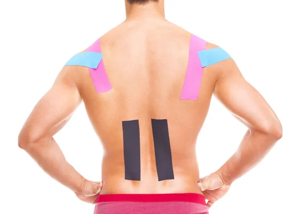 Muskulöser Mann mit Kinesiotape auf Rücken und Schultern — Stockfoto