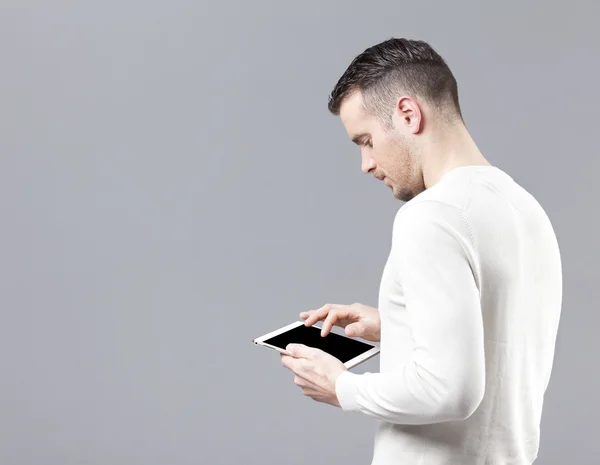 Jeune homme utilisant une tablette numérique — Photo