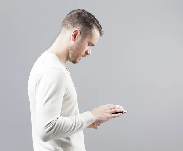 Junger Mann mit digitalem Tablet — Stockfoto