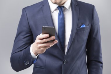 İşadamı akıllı telefonda mesaj okuma