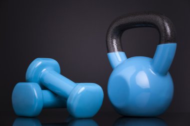 Bir kettlebell ve iki halter 