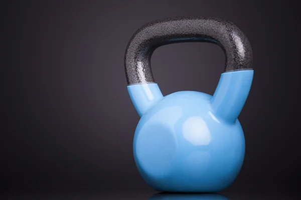 Kettlebell bleu sur fond noir — Photo