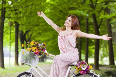 Kollarını kaldırdı bisikletle gülümseyen kadın