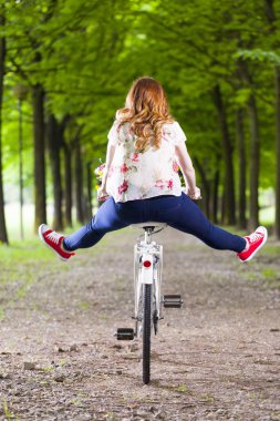 kadın bacaklarını ile parkta Bisiklete binmek