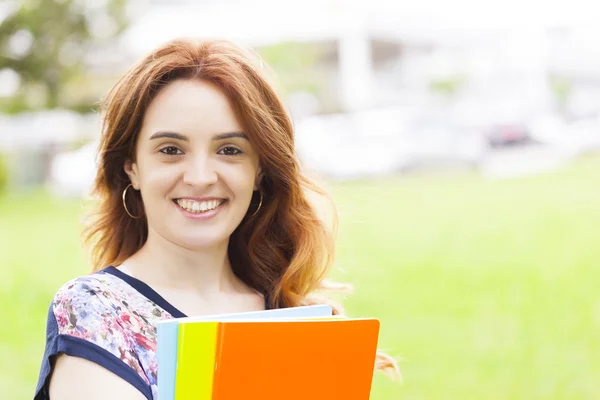 Estudiante chica sosteniendo cuadernos al aire libre — Foto de Stock