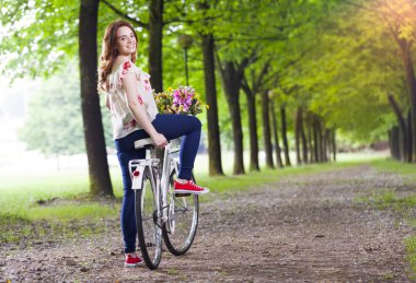 bir vintage Bisiklet Parkı ile duran kadın