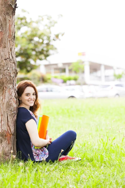 Student meisje op het gras met behulp van laptopcomputer — Stockfoto