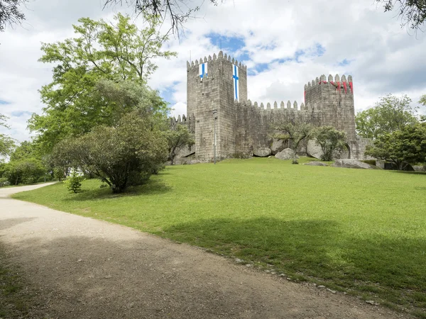 Guimaraes hrad s vlajky města — Stock fotografie