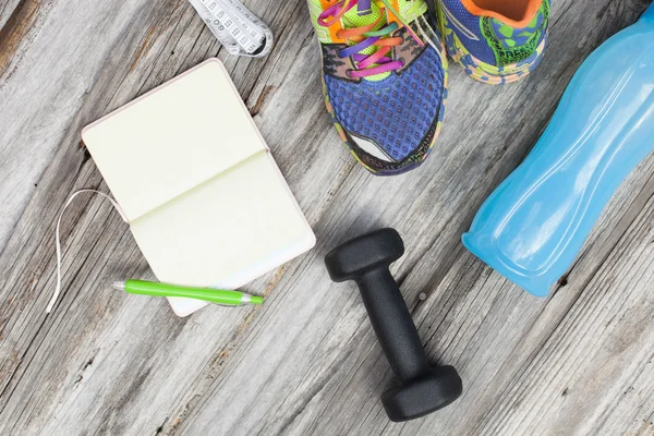 Equipamentos de fitness em fundo de madeira — Fotografia de Stock