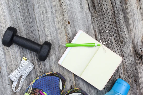 Equipamentos de fitness em fundo de madeira — Fotografia de Stock