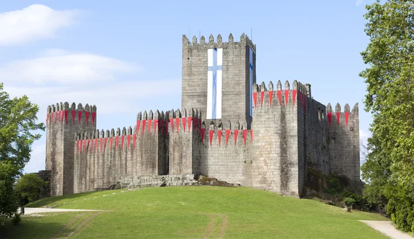 Guimaraes slott med byens flagg – stockfoto