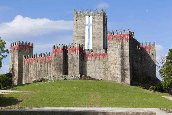 Guimaraes castle with the flag of the city — Stock Photo, Image