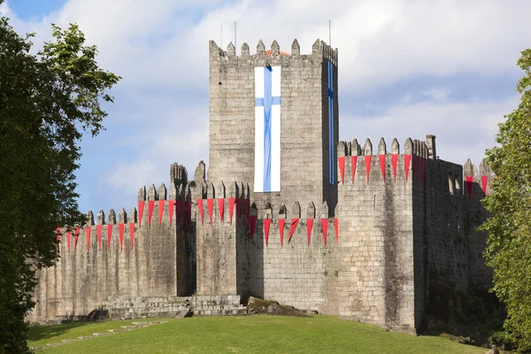 Guimaraes hrad s vlajky města — Stock fotografie