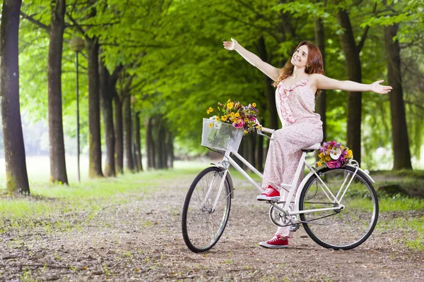 Kollarını kaldırdı bisikletle gülümseyen kadın