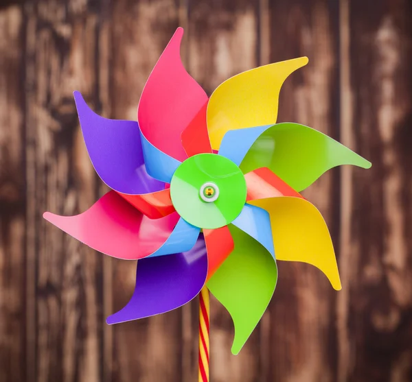 Pinwheel colorido no fundo de madeira — Fotografia de Stock