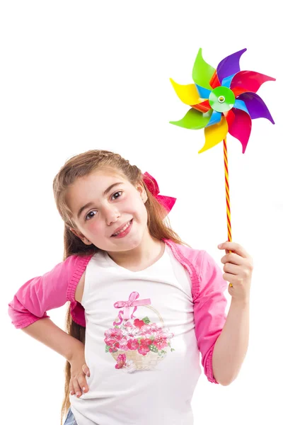 Улыбающаяся девушка держит игрушечную ветряную мельницу — стоковое фото