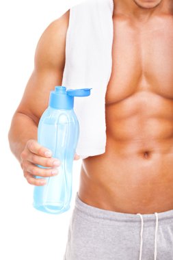 Bir şişe su tutarak adam uygun