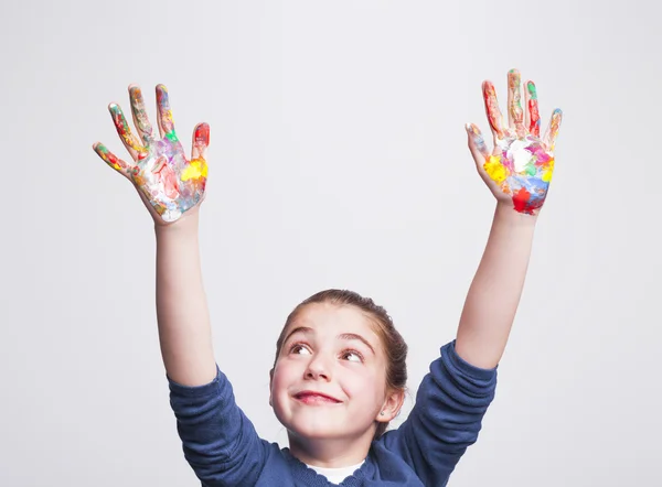 Meisje met armen verhoogd tonen geschilderd handen — Stockfoto