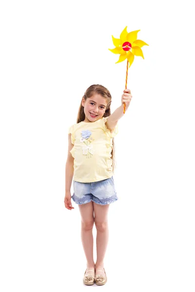Девушка играет с игрушечной ветряной мельницей — стоковое фото