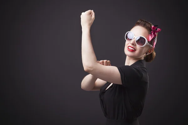 Pin-up meisje in een klassieke gebaar — Stockfoto