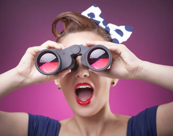 Pin Up girl loking through binoculars — Stock Photo, Image