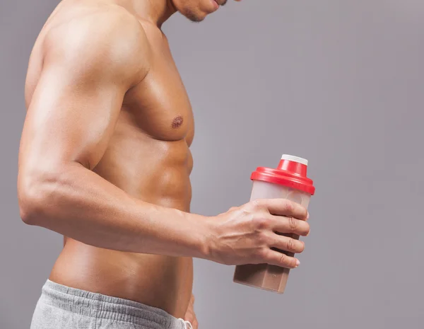 Mann hält Shaker mit Schokoladenprotein in der Hand — Stockfoto