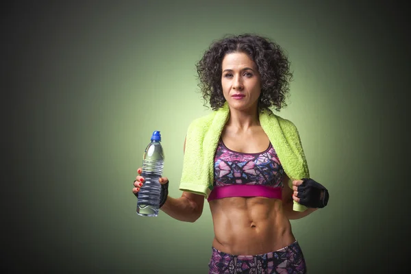 Fitte Frau mit einer Flasche Wasser — Stockfoto