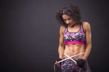 Ölçüm bandı ile uygun kadın