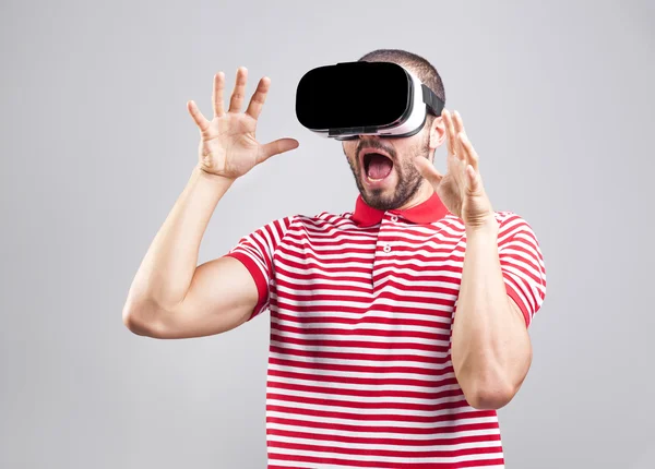 Hombre con gafas de realidad virtual — Foto de Stock