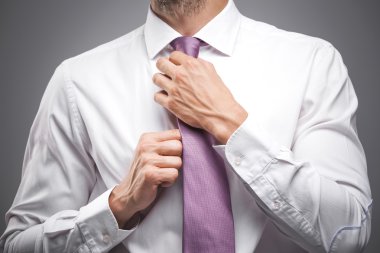 İşadamı kravat bağlama