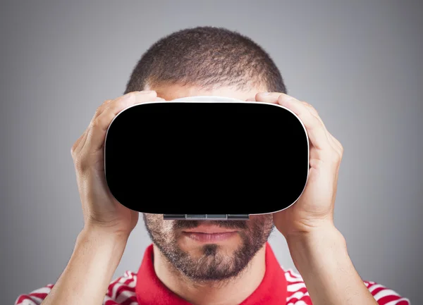 Adam sanal gerçeklik gözlüğü takıyor. — Stok fotoğraf