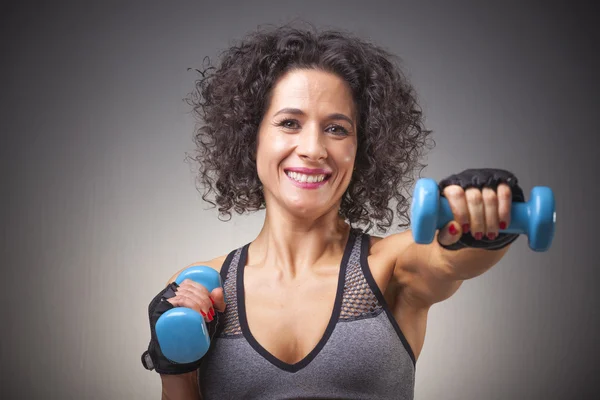 Fittes Frauentraining mit Kurzhanteln — Stockfoto