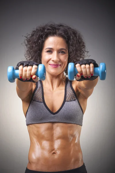 Entrenamiento de mujer con mancuernas — Foto de Stock