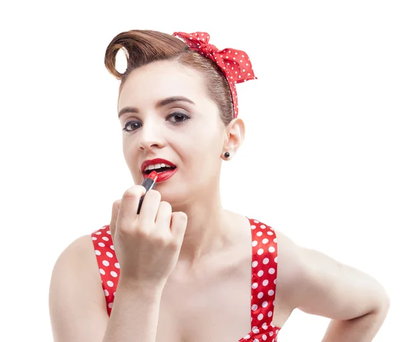 Pin-up girl toepassing van rode lippenstift — Stockfoto