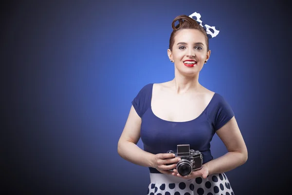 Pin-Up κορίτσι κρατώντας ένα εκλεκτής ποιότητας φωτογραφική μηχανή — Φωτογραφία Αρχείου