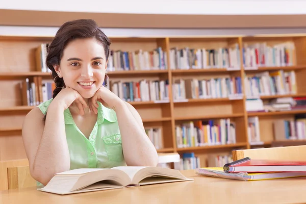 学生の女の子の本を読んで — ストック写真