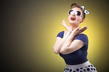 Pin up kız gülümseyerek