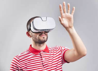 Genç adam VR kulaklık kullanarak