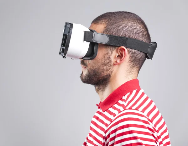Genç adam VR kulaklık kullanarak — Stok fotoğraf