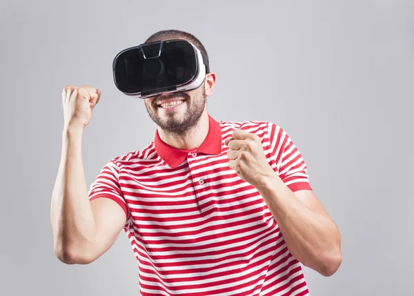 Genç adam VR kulaklık kullanarak — Stok fotoğraf