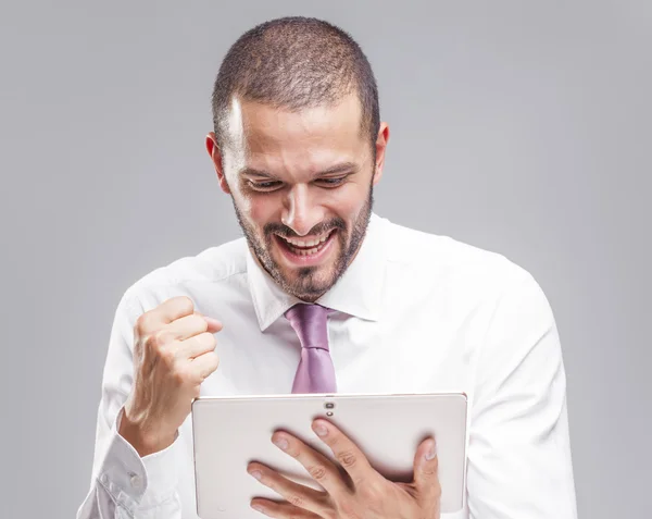 Счастливый бизнесмен держит планшет — стоковое фото