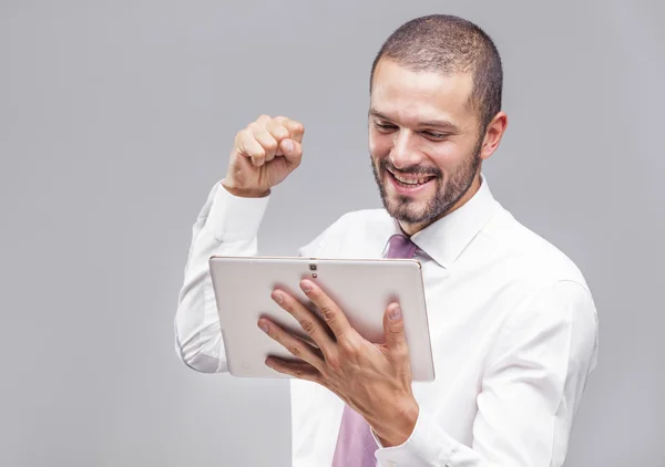 Podekscytowany biznesmen trzymając tablet — Zdjęcie stockowe